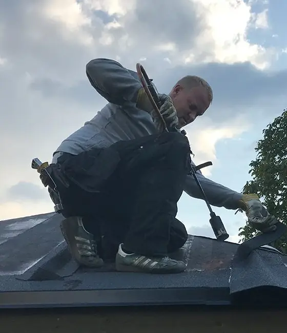 Tagdækker fra TH Tagdækning i arbejde med gasbrænder